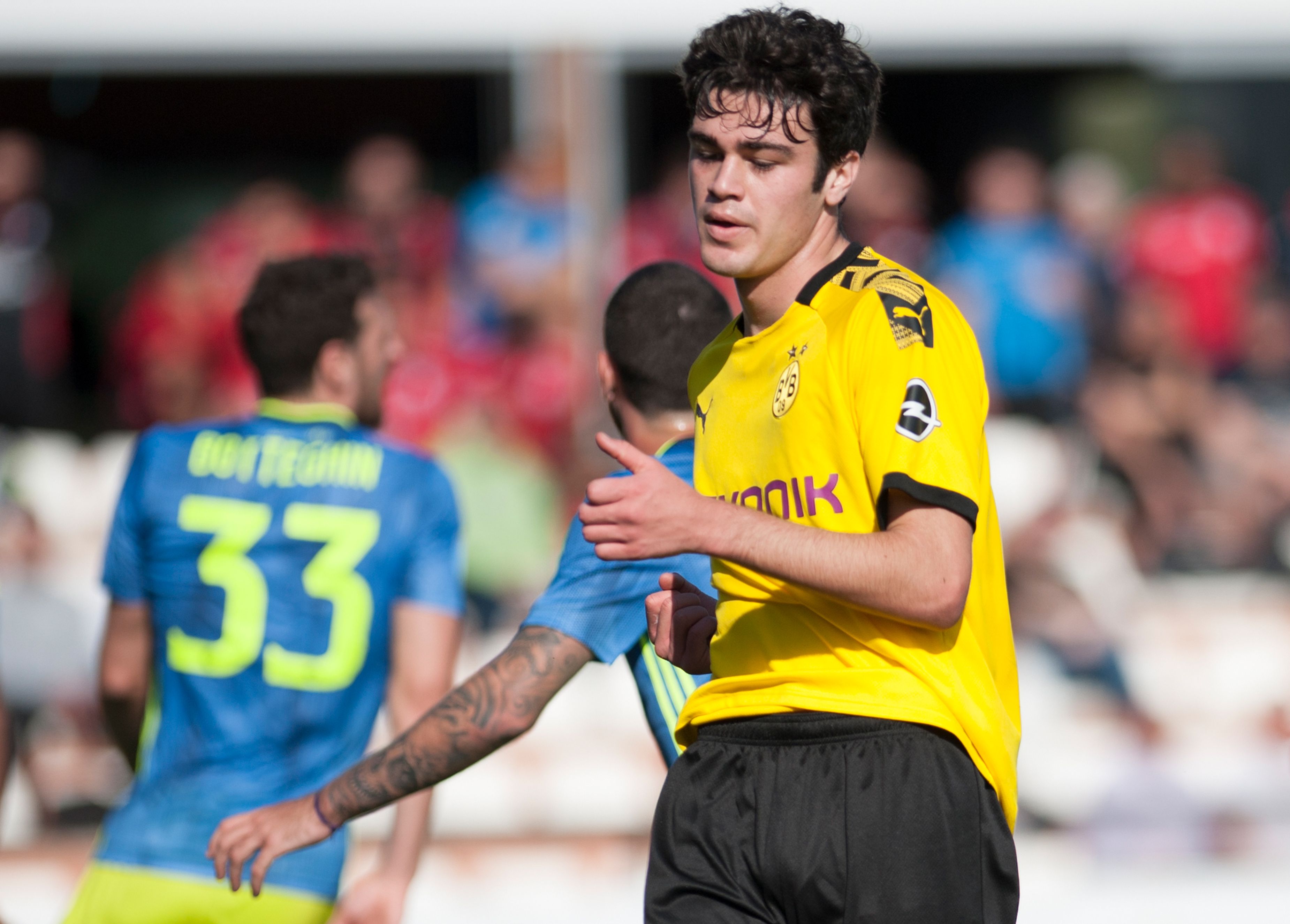 Giovanni Reyna of Borussia Dortmund U19 controls the ball during